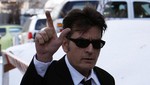 Charlie Sheen se lesiona jugando al beisbol