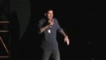Charlie Sheen es atacado a botellazos en concierto