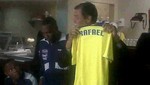 Rafael Correa recibió camiseta de su selección