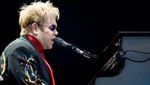 Elton John salvó de contraer el VIH en los ochentas