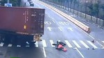 [VIDEO] China: Mujer se salva de milagro luego de ser enbestida por un camión