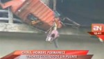 [VIDEO] China: Chofer chocó contra borde de un puente y quedó colgando de una pierna