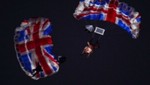 [VIDEO] Reina Isabel II y James Bond llegan al Estadio Olímpico en paracaídas