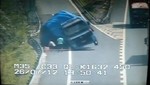 [VIDEO] China: Mujer salva a su hijo y a su esposo de ser aplastados por un camión