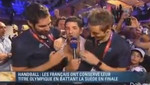 [VIDEO] Selección francesa de balonmano celebró el oro olímpico desnudando a periodista