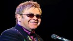 [FOTOS] Elton John pone al descubierto su blanco trasero