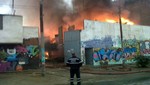 [VIDEO] Los Olivos: Incendio en fábrica de telas genera el pánico entre los vecinos