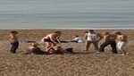 Pareja tiene sexo a plena luz del día en una playa inglesa [FOTOS]
