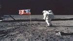 Hay quienes creen que Neil Amstrong nunca pisó la luna