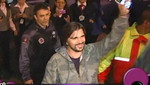 Juanes en Lima: Cantante colombiano tuvo emotivo recibimiento en el aeropuerto [VIDEO]
