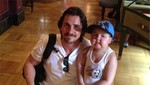 Christian Bale lleva a niño de 4 años con leucemia a Disneyland