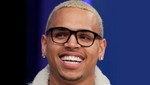 Chris Brown revela nuevo tatuaje de una mujer golpeada [FOTO]