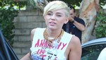 Miley Cyrus sale a la calle nuevamente sin sujetador [FOTOS]