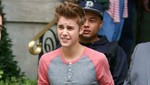 Justin Bieber llega a Londres en medio de empujones y besos [FOTOS]