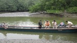 Guardaparques y voluntarios intervienen embarcación ecuatoriana dentro del Santuario Nacional Los Manglares de Tumbes