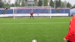 Jugador de Finlandia anota gol de rabona con los ojos vendados [VIDEO]