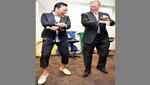 PSY le enseña el 'Baile del Caballo' al presidente de Google [VIDEO]