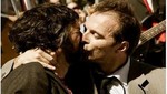 Kevin Johansen besa a Liniers en grabación de videoclip