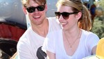 Emma Roberts y Chord Overstreet se pasean por Disneylandia