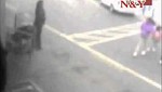 Mujer atropella a un hombre y lo deja abandonado (Video)