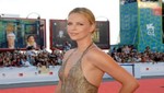 Charlize Theron prefiere citarse en casa