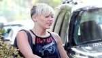 Miley Cyrus captada el salir del hospital con una venda en el brazo [FOTOS]
