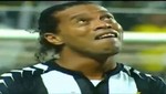 Ronaldinho se molesta con su compañero por darle pase gol [VIDEO]