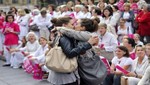 Dos chicas se besan en medio de una manifestación contra el matrimonio gay [VIDEO]