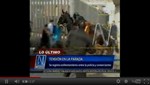 Policía cae del caballo y comerciantes de la Parada le pegan con piedras [VIDEOS]
