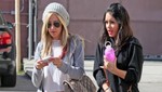 Vanessa Hudgens y Ashley Tisdale asisten a parque temático por Halloween [FOTOS]