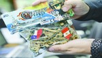 En Arica venden juguetes de soldaditos de guerra con las banderas de Perú y Chile