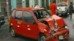 Dos ancianos resultan heridos tras el choque de un taxi con otro vehículo [VIDEO]