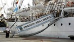 Tripulantes de la Fragata argentina  Libertad impiden con armas que la nave sea movida