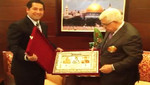 Presidente del Estado Palestino condecora alcalde de San Miguel Salvador Heresi