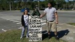 Padres humillan a hija de 15 años con singular letrero