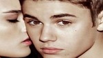 Justin Bieber se deja acariciar las orejas por otra mujer en publicidad de perfume [VIDEO]