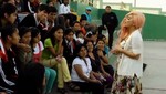 Lady Gaga visitó a niños de colegio en Ventanilla [VIDEO]
