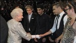 One Direction: Mira la genial presentación de la banda para la Reina de Inglaterra [VIDEO]