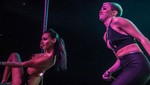 Miley Cyrus comparte show con bailarina nudista [VIDEO]