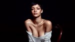 Rihanna muestra su tonificado torso tatuado en una presentación en París [FOTOS]