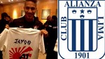 Paolo Guerrero posó con el polo de barra de Alianza Lima en Japón