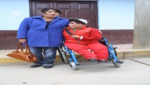[Huancavelica] Primera Dama de la región entrega silla de ruedas
