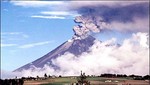 Ecuador: volcán Tungurahua lanza cenizas que caen a los poblados cercanos