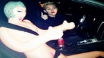 Miley Cyrus pasea a lado de muñeca inflable [FOTOS]