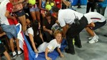 Novak Djokovic se lesionó al firmarle autógrafos a unos niños [VIDEO]