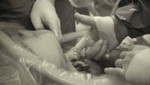 Bebé agarra dedo de médico antes de salir del vientre de su madre