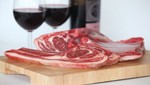 ¿Por qué un vaso de vino tinto con la carne puede reducir el colesterol?