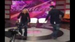 VIDEO: Laura Bozzo sufre caída en su programa