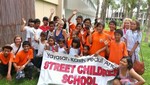 Paris Hilton visita dos orfanatos en Bali