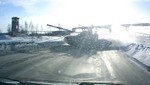 Un tanque de guerra  T-90 irrumpe en una carretera rusa [VIDEO]